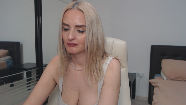 xMEDEEA's Streamate show and profile