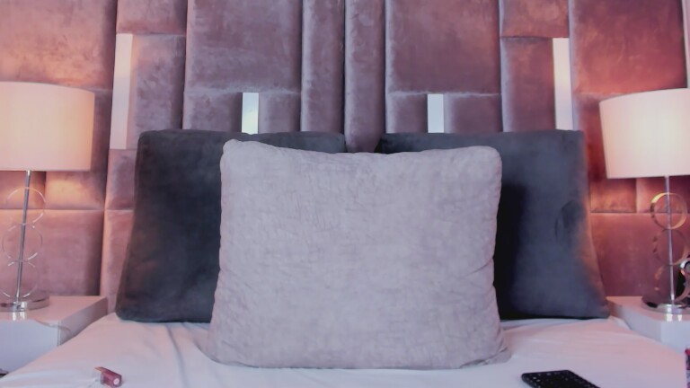 NiaBunnyUwU's Streamate show and profile