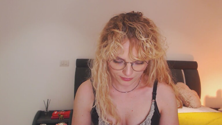 EVYE's Streamate show and profile